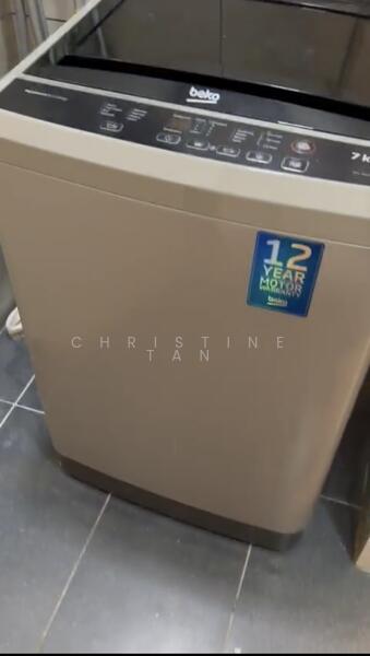 Laundry features: front-load washing machine, beige exterior, digital control panel, energy efficiency label, 7 kg capacity; style: modern.