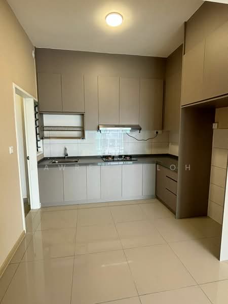 Kitchen features: light grey cabinetry, white tiled backsplash, stainless-steel sink, chrome pull-down faucet, 4-burner gas hob, built-in oven, countertop with smooth surface, recessed ceiling lights, cream painted walls, glossy tile flooring; style: modern.