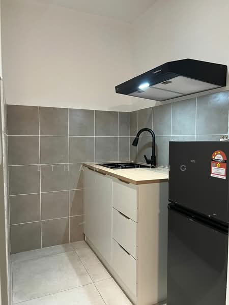 Kitchen features: grey tiled backsplash, white cabinetry with drawers, black countertop, stainless-steel sink, black gooseneck faucet, built-in gas hob, black range hood, black fridge, ceramic tile flooring, recessed lighting; style: modern.