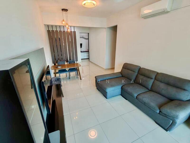 Living features: L-shape sectional sofa in grey, coffee table, wall-mounted TV, TV console, recessed downlights, 1 wall-mounted split AC, white painted walls, glossy ceramic tile flooring, decorative pendant light, dining table for 4, feature wall with vertical slats; style: modern.