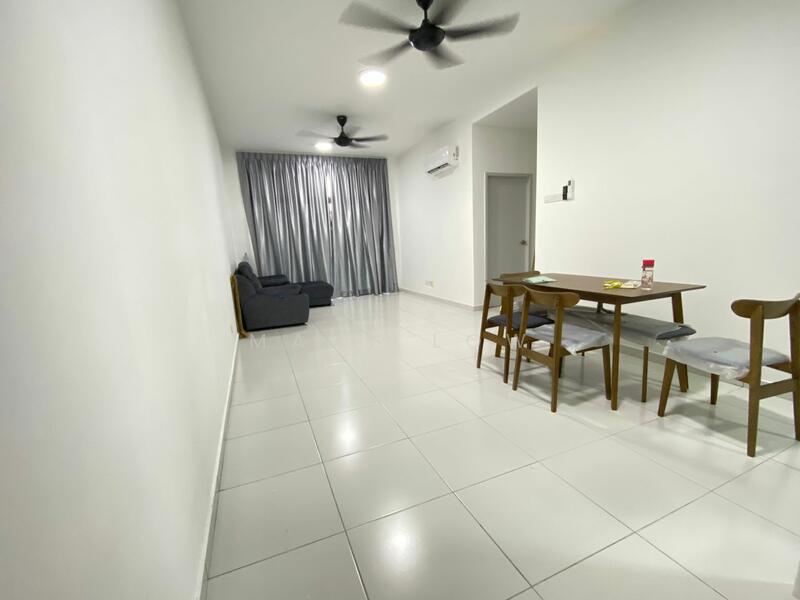 Living features: white painted walls, glossy white tile flooring, 2-blade ceiling fan, recessed downlights, grey fabric sofa, dining table with 4 wooden chairs, floor-to-ceiling curtains, wall-mounted split AC; style: modern.