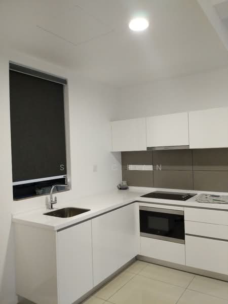 Kitchen features: white cabinetry, single-bowl stainless-steel sink, chrome pull-down faucet, ceramic tile backsplash, built-in oven, freestanding range oven, 4-burner gas hob, countertop with integrated breakfast bar, recessed downlights, window with roller blinds, light-colored tile flooring; style: modern.