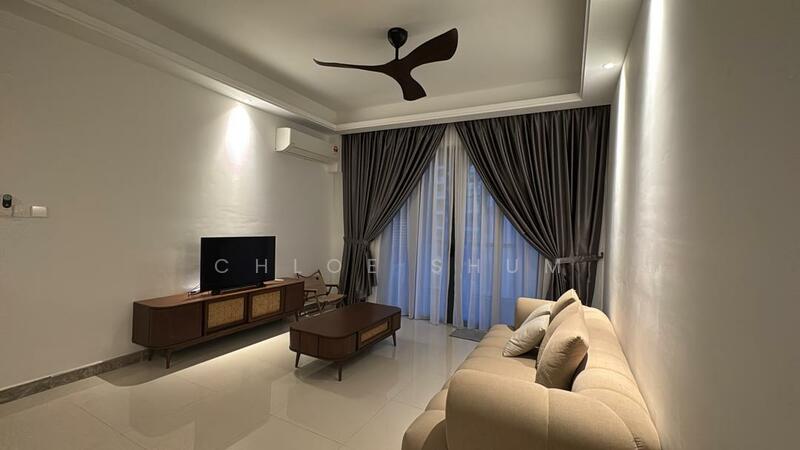 Living features: sofa in beige fabric, coffee table, wall-mounted TV, TV console with wood finish, 5-blade ceiling fan, recessed downlights, grey curtains, white painted walls, glossy tile flooring; style: modern.