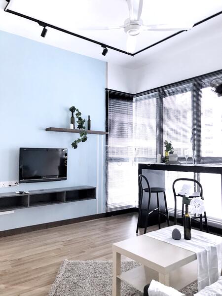 Living features: light blue painted walls, wood laminate flooring, 5-blade ceiling fan with light, wall-mounted TV, black floating shelf, black dining chairs, bar counter, large windows with blinds, decorative plants, area rug, coffee table; style: modern.