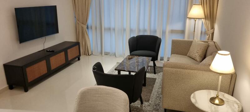 Living features: light-coloured walls, white tiled flooring, sofa in light beige fabric, black armchair, glass coffee table, TV mounted on wall, TV console in dark wood with woven panels, floor lamp with cream shade, curtains in light fabric, area rug with geometric pattern; style: modern.