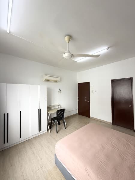 Bedroom features: queen-size bed, light pink bedspread, white walls, wooden flooring, 5-blade ceiling fan, 1 wall-mounted split AC, built-in wardrobe with white doors, study desk with chair, door to hallway, door to bathroom; style: minimalist.