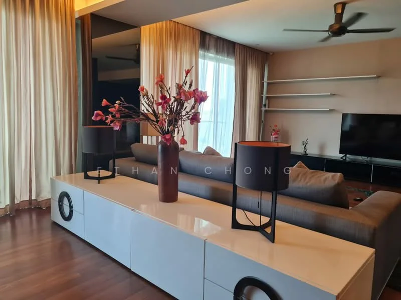 Living features: 3-seater fabric sofa in grey, coffee table, TV console, wall-mounted TV, floor-to-ceiling windows, sheer curtains, wooden flooring, decorative vase with flowers, 2 table lamps, open shelving unit, ceiling fan; style: modern.