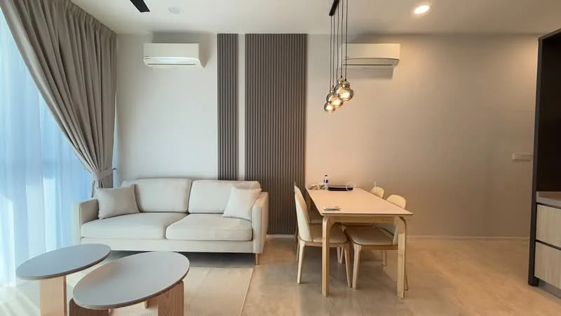 Living features: 3-seater fabric sofa in beige, 2 round coffee tables with wooden bases, dining table for 4 with light wood finish, 4 dining chairs, floor-to-ceiling windows with sheer curtains, 1 wall-mounted split AC, 1 ceiling-mounted split AC, recessed LED downlights, textured wall panel in grey, light-colored tile flooring, decorative wall with vertical slats; style: modern.