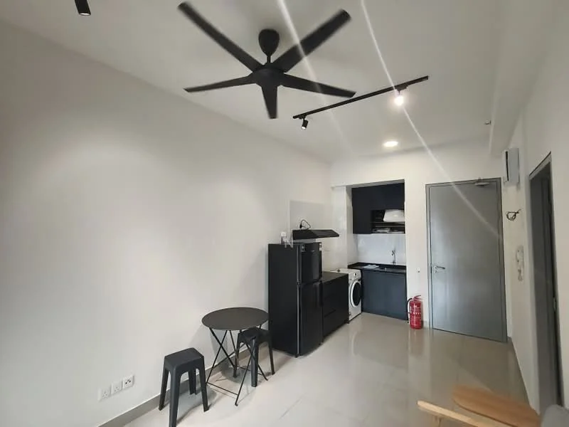 Kitchen features: black refrigerator, white washing machine, black kitchen cabinets, white countertop, stainless-steel sink, chrome faucet, black 4-burner gas hob, black exhaust hood, track lighting, 5-blade ceiling fan, grey tiled flooring, black round dining table, 2 black stools; style: modern.