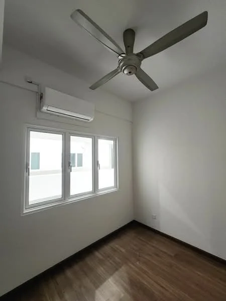 Room features: white painted walls, wooden flooring, 5-blade ceiling fan, 1 wall-mounted split AC, floor-to-ceiling windows, natural light from windows.
