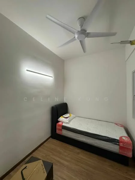 Bedroom features: queen-size bed, upholstered headboard, 5-blade ceiling fan, wooden flooring, white painted walls, LED wall light, window with blinds, decorative ceiling; style: modern.