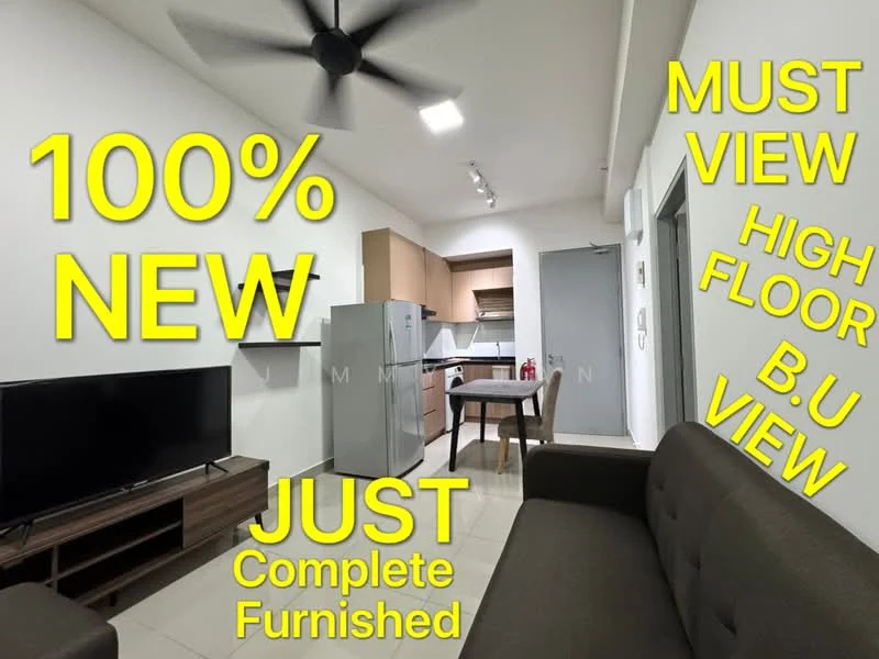 Living features: 3-seater fabric sofa in dark grey, flat-screen TV on TV console, ceiling fan with integrated light, dining table with chairs, refrigerator, kitchen cabinets, open kitchen layout, white walls, tile flooring, window with natural light; style: modern.