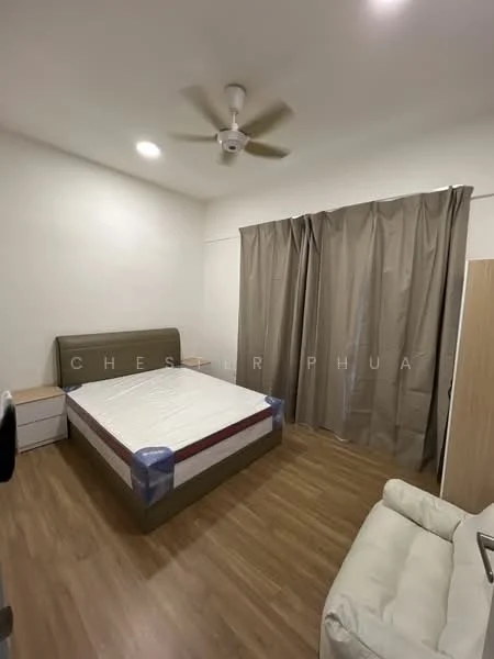 Bedroom features: queen-size bed, upholstered headboard, wooden flooring, 5-blade ceiling fan, curtains in beige, nightstand, sofa in light color, built-in wardrobe; style: modern.