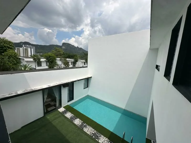 Room features: swimming pool, clear blue water, white painted walls, green grass lawn, stone-paved walkway, mountain view, city skyline in background, large windows; style: modern; view: mountain.
