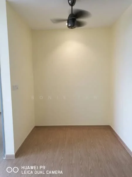 Room features: light beige painted walls, laminate wood flooring, ceiling fan.