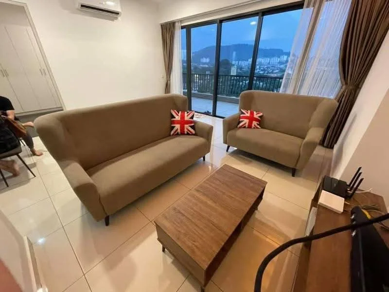 Living features: 2-seater fabric sofa in beige, 2-seater fabric sofa with cushions, wood coffee table, floor-to-ceiling windows, curtains, wall-mounted air conditioning unit, glossy tile flooring, decorative pillows with Union Jack pattern; style: modern; view: city.