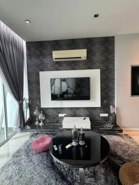 Living features: wall-mounted TV, black marble feature wall, grey patterned wallpaper, 1 wall-mounted split AC, recessed ceiling lights, round black coffee table, grey area rug, pink decorative cushions, decorative silver vases, white media console; style: modern.
