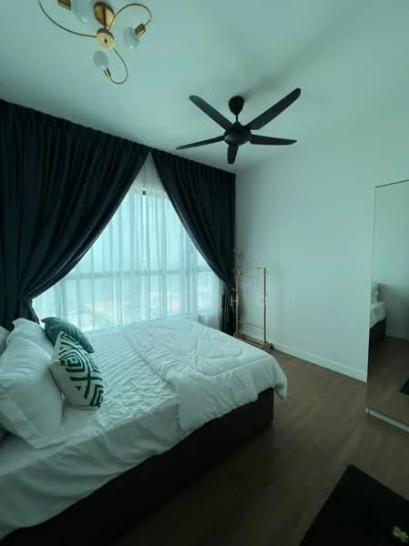 Bedroom features: king-size bed, upholstered headboard, white bedding, blackout curtains, floor-to-ceiling windows, 5-blade ceiling fan, mirror wardrobe, wooden flooring, decorative throw pillow, area rug; style: modern.
