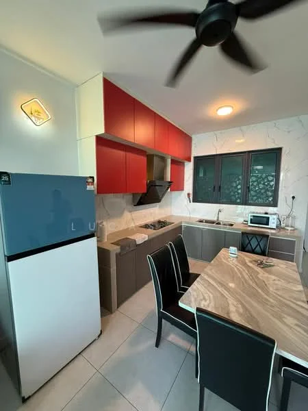 Kitchen features: red upper cabinets, grey lower cabinets, marble backsplash, stainless-steel range hood, 4-burner gas hob, built-in oven, single-bowl stainless-steel sink, chrome pull-down faucet, white refrigerator, microwave, dining table with marble top, black dining chairs, ceiling fan with light, recessed downlights, tile flooring; style: modern.