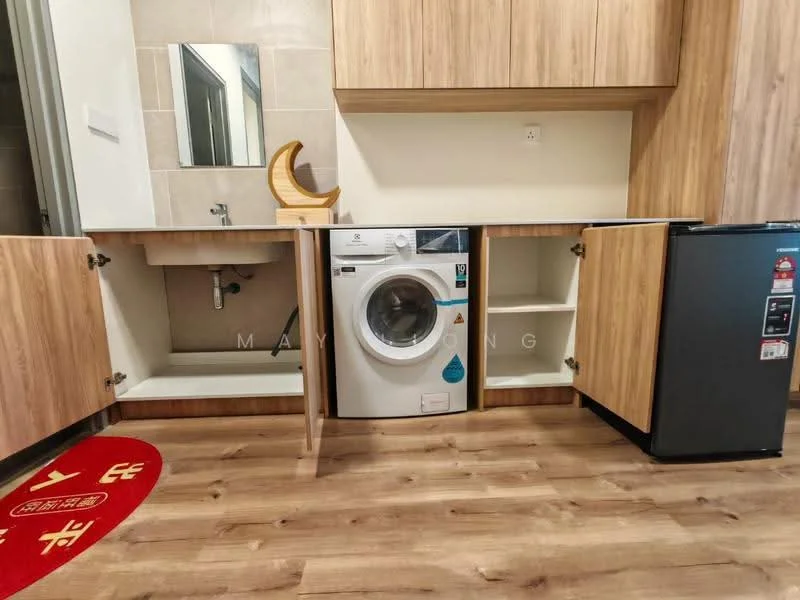 Laundry features: front-load washing machine, black fridge, wood cabinetry, open shelving, laminate flooring, light-colored wall tiles, countertop, decorative wooden item, red circular rug; style: modern.