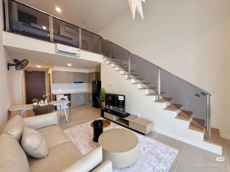 Living features: sofa in cream leather, coffee table in round shape, TV console, wall-mounted TV, area rug in light color, floor-to-ceiling windows, recessed downlights, ceiling fan, open-plan layout with kitchen, staircase with wooden steps and glass railing, decorative wall art, light fixture with star shape; style: modern. Kitchen features: kitchen cabinets in light color, countertop in solid surface, built-in oven, stainless-steel sink, refrigerator, microwave, open shelving, pendant lighting; style: modern.