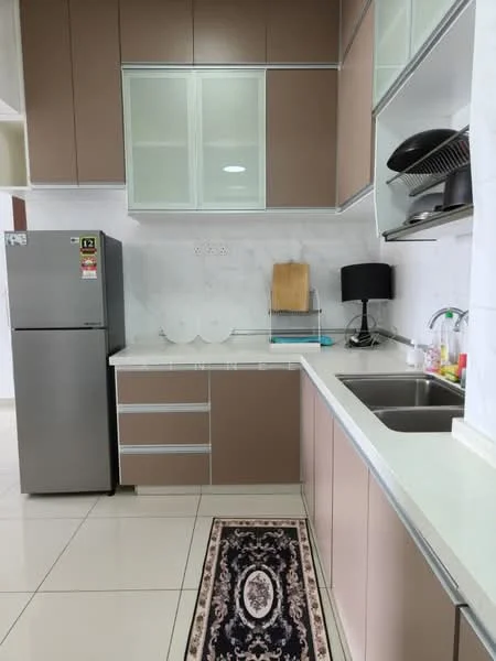 Kitchen features: stainless-steel fridge, double-bowl stainless-steel sink, chrome pull-down faucet, white quartz countertop, brown cabinetry with glass-front upper cabinets, built-in oven, dishwasher, kitchen rug with floral pattern, wall-mounted shelf, black table lamp; style: modern.