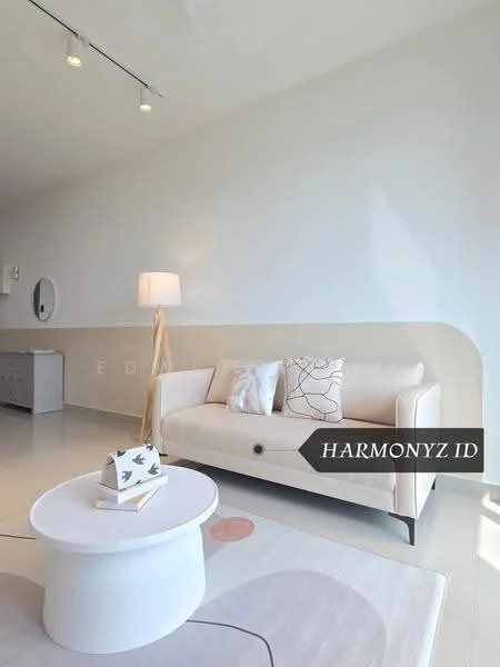 Living features: light-colored fabric sofa, round coffee table, decorative area rug, floor lamp, wall-mounted mirror, smooth plastered walls, neutral color palette, recessed ceiling lights, minimalist decor; style: modern.