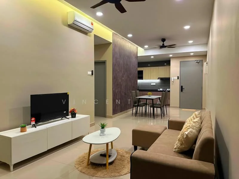 Living features: 3-seater fabric sofa in beige, coffee table with round top, TV console with storage, wall-mounted TV, ceiling fan, recessed LED downlights, cream painted walls, tile flooring, decorative wall with wood paneling, air conditioning unit, area rug, houseplant in ceramic pot; style: modern. Kitchen features: open-plan kitchen, kitchen island, stainless-steel appliances, cabinets with wood finish, countertop with solid surface, recessed lighting; style: modern.