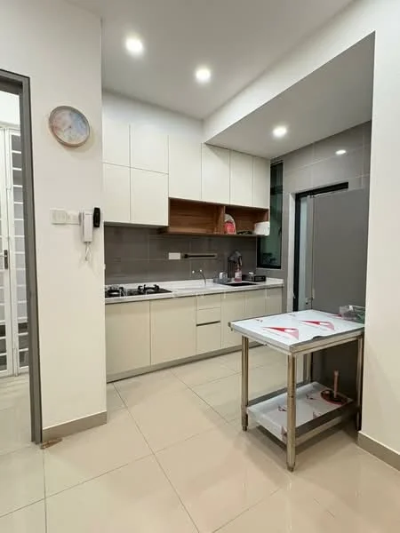 Kitchen features: white cabinetry with flat-panel doors, grey tiled backsplash, stainless-steel gas hob, built-in oven, single-bowl stainless-steel sink, chrome pull-down faucet, kitchen island on wheels, light-colored countertop, recessed LED downlights, cream-colored walls, glossy floor tiles; style: modern.