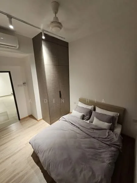Bedroom features: queen-size bed with grey bedding, upholstered headboard, built-in wardrobe with textured surface, wooden flooring, 5-blade ceiling fan, wall-mounted split AC, white painted walls, recessed lighting; style: modern.