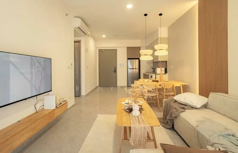 Living features: light grey wall, white ceiling, recessed downlights, 3-seater fabric sofa in light grey, wooden coffee table, TV console with wall-mounted TV, decorative items on coffee table, area rug, dining area with 4-seater dining table, pendant lighting above dining table, open layout to kitchen, floor-to-ceiling windows, air conditioning unit; style: modern.
