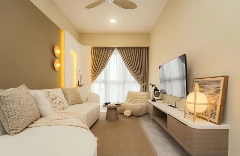 Living features: L-shape sectional sofa in white fabric, decorative throw pillows, area rug in beige, wooden coffee table, wall-mounted TV, TV console in light wood, floor lamp with round shade, ceiling fan with light, curtains in beige, accent wall in taupe, decorative wall art, potted plant; style: modern.
