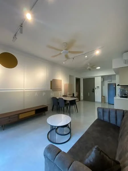 Living features: 3-seater fabric sofa in grey, coffee table with round top, ceiling fan with light, recessed LED downlights, wall-mounted TV, dining table with 4 chairs, kitchen area with fridge, open layout, white painted walls, light-colored flooring; style: modern.