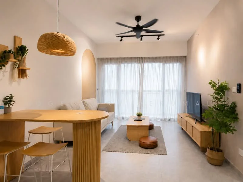 Living features: light grey walls, smooth plastered walls, recessed ceiling with downlights, 5-blade ceiling fan in black, large sliding glass door with sheer curtains, light-coloured sofa, wooden coffee table, TV console in light wood, wall-mounted TV, area rug with circular shape, wooden dining table with bar stools, decorative plants on shelves, pendant light fixture above dining table; style: modern; view: city.