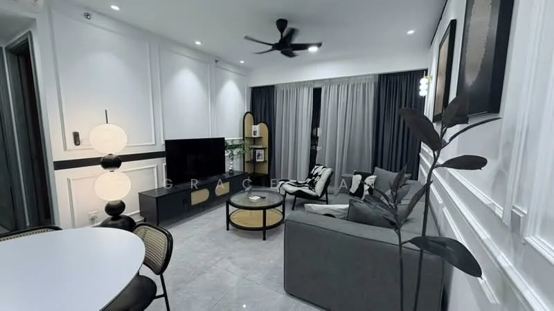 Living features: grey fabric sofa, black coffee table, round coffee table with wooden top, floor lamp with spherical shades, wall-mounted TV, TV console, decorative plant, recessed downlights, curtains in dark grey, light grey tiled flooring, white painted walls with crown moulding, ceiling fan; style: modern.