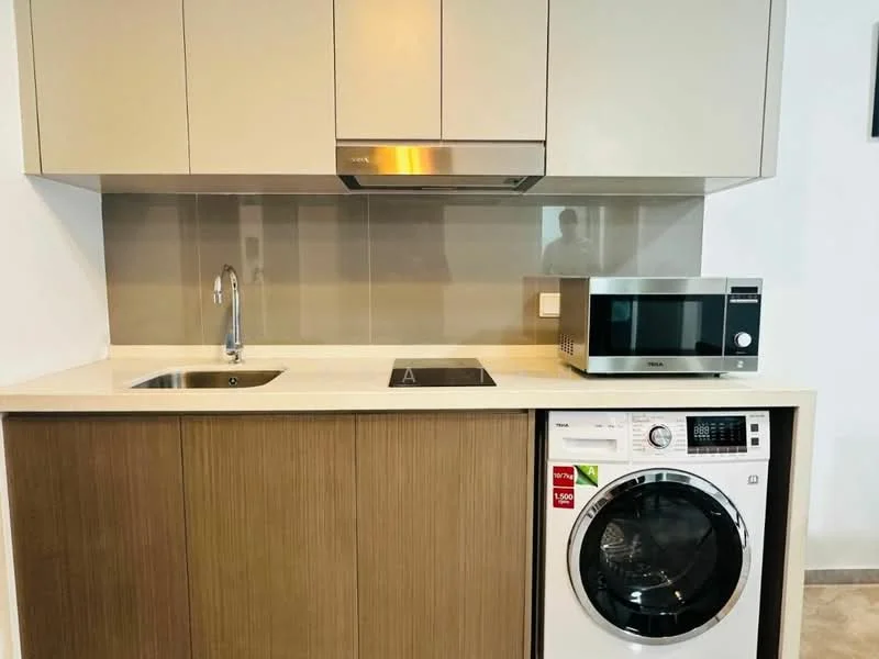 Kitchen features: single-bowl stainless-steel sink, chrome pull-down faucet, grey laminate cabinetry, white quartz countertop, built-in oven, freestanding microwave, 4-burner induction hob, front-load washing machine, tile backsplash, light-colored wall tiles, stone-patterned flooring, exhaust hood; style: modern.