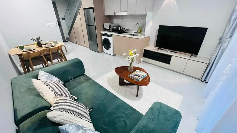 Living features: green fabric sofa with decorative cushions, wood coffee table, wall-mounted TV, TV console with storage, recessed downlights, open-plan layout, white walls, polished concrete flooring, dining table with four chairs, kitchenette with cabinets, built-in oven, microwave, front-load washing machine; style: modern.