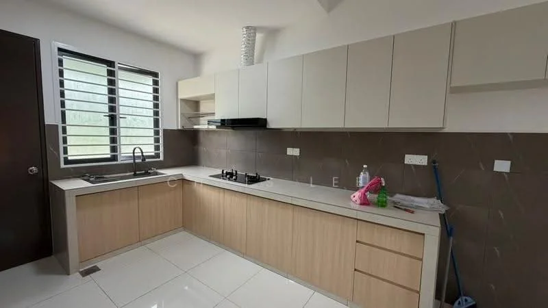 Kitchen features: L-shaped kitchen layout, light wood cabinetry, white countertop, stainless-steel sink, chrome pull-down faucet, 4-burner gas hob, built-in oven, white tiled backsplash, white ceramic tile flooring, large window with horizontal slats, recessed ceiling lights; style: modern.