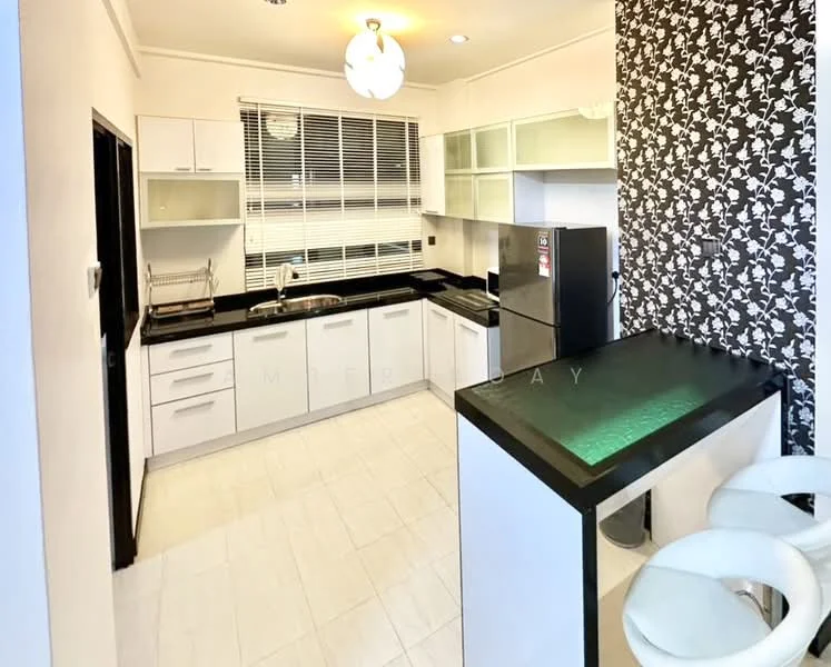 Kitchen features: black granite countertop, white shaker cabinets, stainless-steel fridge, built-in oven, 4-burner gas hob, single-bowl stainless-steel sink, chrome pull-down faucet, tile flooring, black and white floral wallpaper, window with blinds, bar counter with green glass top, 2 white bar stools; style: modern.