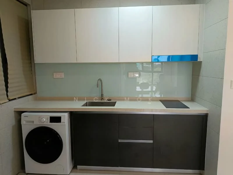 Kitchen features: white upper cabinets, dark lower cabinets, glass backsplash, single-bowl stainless-steel sink, chrome pull-down faucet, built-in cooktop, built-in oven, front-load washing machine, countertop with light-colored surface, window with blinds; style: modern.