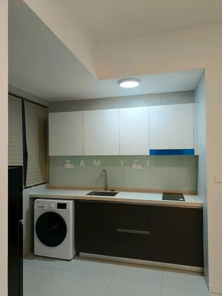 Kitchen features: white upper cabinets, dark lower cabinets, light wood countertop, single-bowl stainless-steel sink, chrome pull-down faucet, built-in induction hob, built-in oven, front-load washing machine, tile flooring, recessed ceiling light, glass backsplash, window with blinds; style: modern.