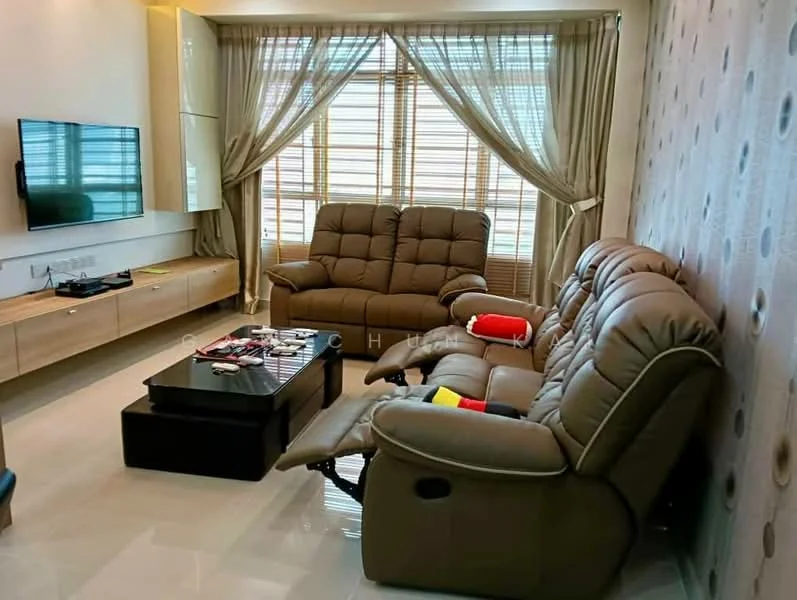 Living features: 2 reclining leather sofas in beige, coffee table with black surface, wall-mounted TV, light-coloured wooden TV console, cream painted walls, large windows with sheer curtains, tile flooring, decorative wall with circular pattern, area rug, decorative cushions; style: modern.
