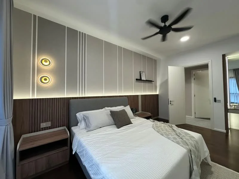 Bedroom features: king-size bed, upholstered headboard, white bedding, wooden bedside tables, wall-mounted reading lights, grey accent wall with vertical lines, wood paneling behind the bed, ceiling fan with light, recessed lighting, sliding door to bathroom, curtains, dark wood flooring; style: modern.