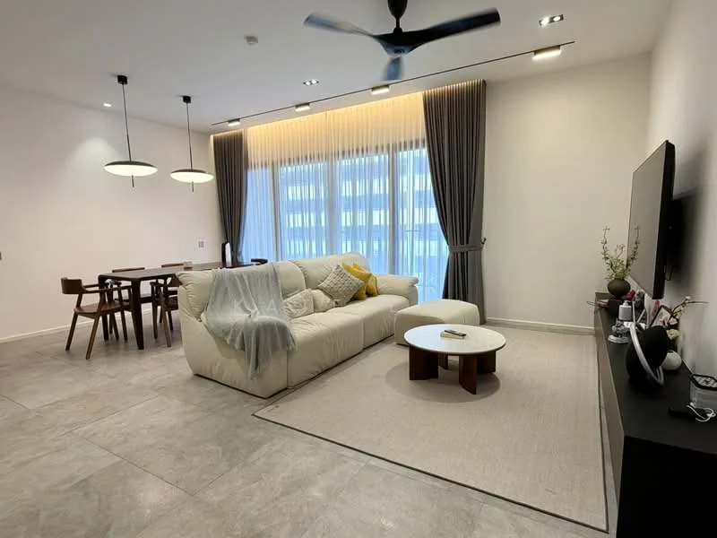 Living features: 3-seater leather sofa in white, coffee table with wooden legs, area rug with neutral color, wall-mounted TV, TV console in dark wood, floor-to-ceiling windows with sheer curtains, recessed downlights, ceiling fan with light, decorative plants, dining table with 4 chairs, light grey tiled flooring; style: modern.