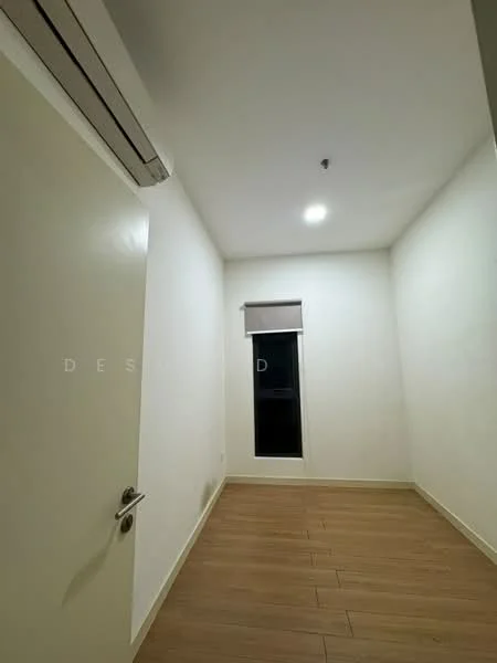 Room features: white painted walls, wooden flooring, 1 window, roller blinds on window, 1 ceiling light, 1 wall-mounted split AC.