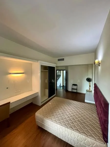 Bedroom features: queen-size bed, upholstered headboard in burgundy, wooden flooring, built-in wardrobe with sliding doors, desk with drawer, chair, wall-mounted light fixture, neutral painted walls; style: modern.