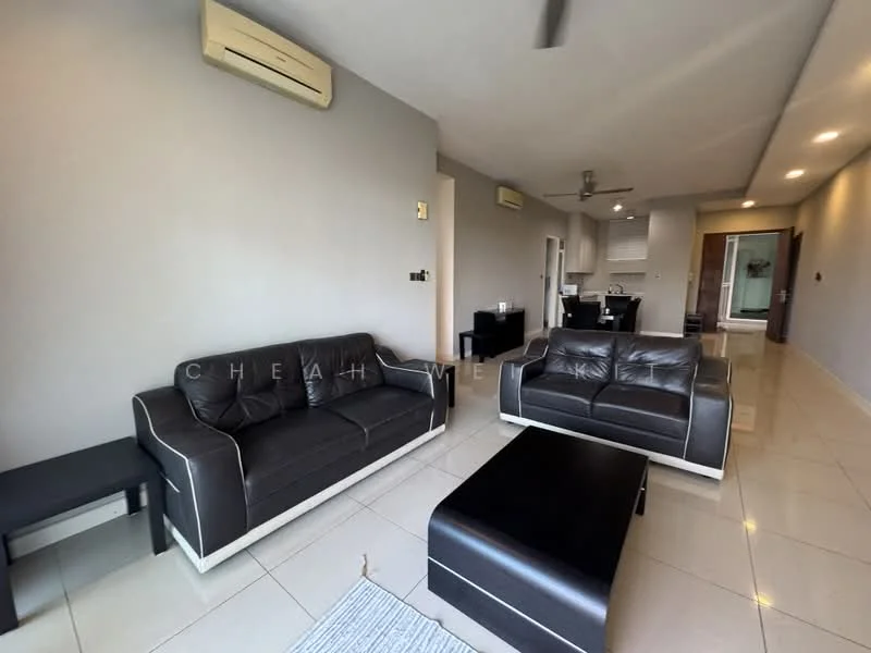 Living features: 2 black leather sofas, coffee table, wall-mounted TV, white walls, tile flooring, ceiling fan, air conditioning unit, recessed lighting, open layout to kitchen, decorative area rug; style: modern.