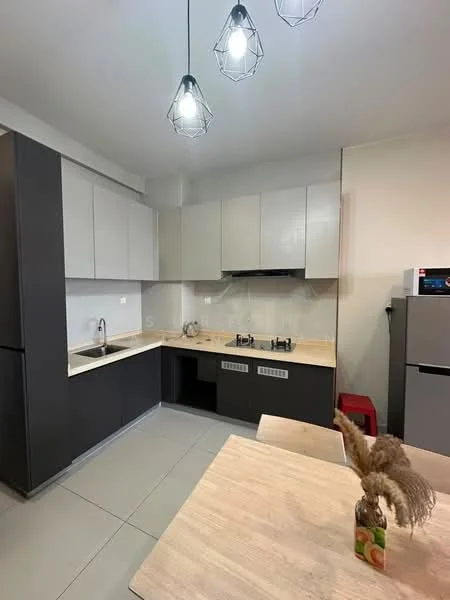 Kitchen features: grey cabinetry, white upper cabinets, marble countertop, single-bowl stainless-steel sink, chrome pull-down faucet, built-in gas hob, built-in range hood, refrigerator, pendant lighting, tile flooring, open layout, dining table, decorative vase with dried flowers; style: modern.