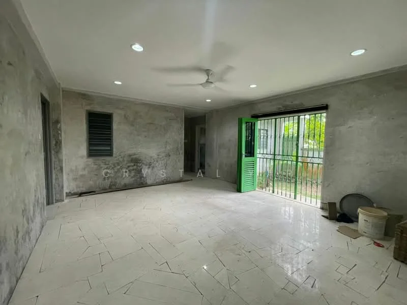Room features: grey painted walls, polished concrete flooring, 5-blade ceiling fan, floor-to-ceiling windows, green sliding door, window with green shutters, natural light from windows, open layout; style: modern; view: garden.