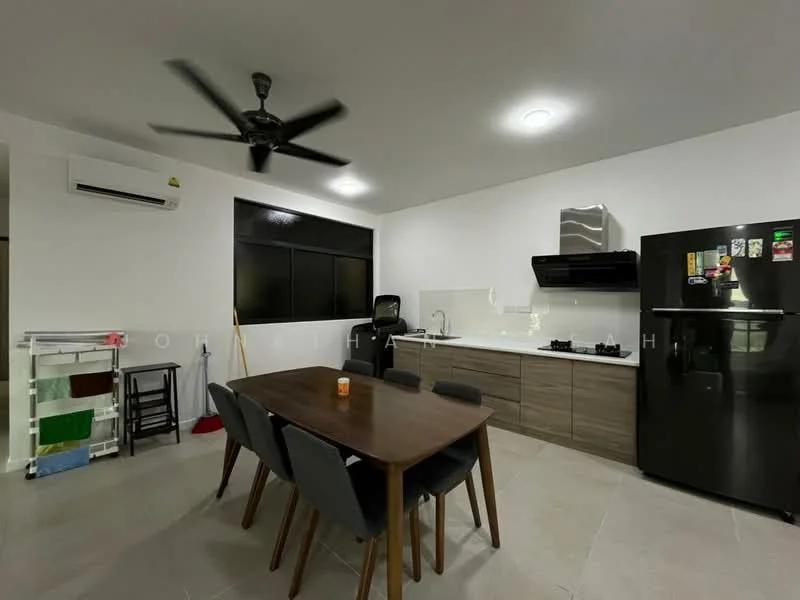 Kitchen features: white painted walls, grey cabinetry, stainless-steel range hood, built-in oven, 4-burner gas hob, single-bowl stainless-steel sink, chrome pull-down faucet, black refrigerator, dining table with 6 chairs, ceiling fan, wall-mounted split AC, tile flooring; style: modern.